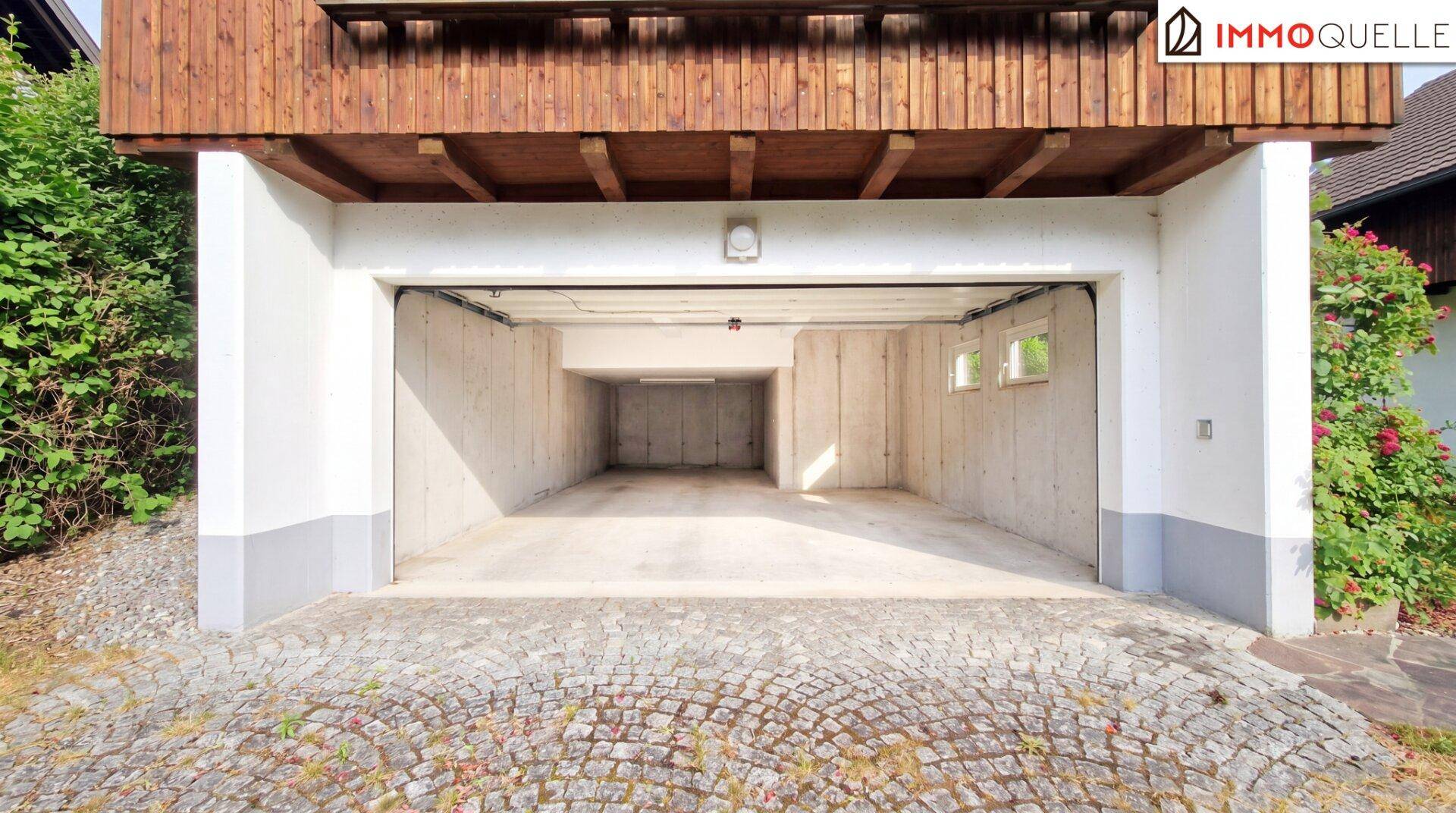 Geräumige Garage mit Betonboden und ausreichend Platz für Fahrzeuge.