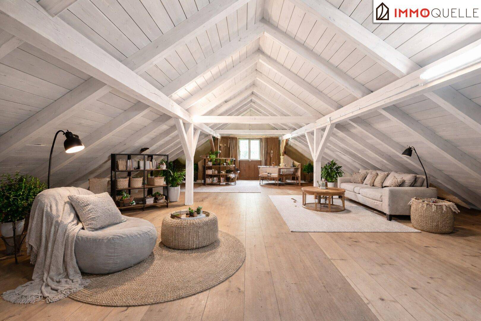 Ausgebauter Dachboden als heller Wohnbereich mit Holzbalken und modernen Möbeln.
