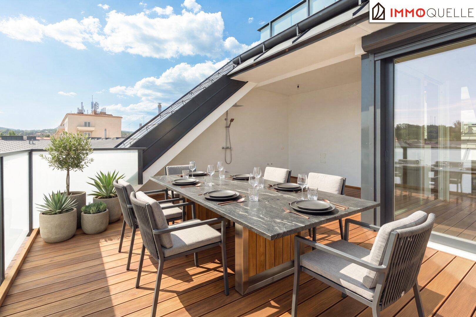 Große Dachterrasse mit Esstisch, Pflanzen und Blick auf die Umgebung.