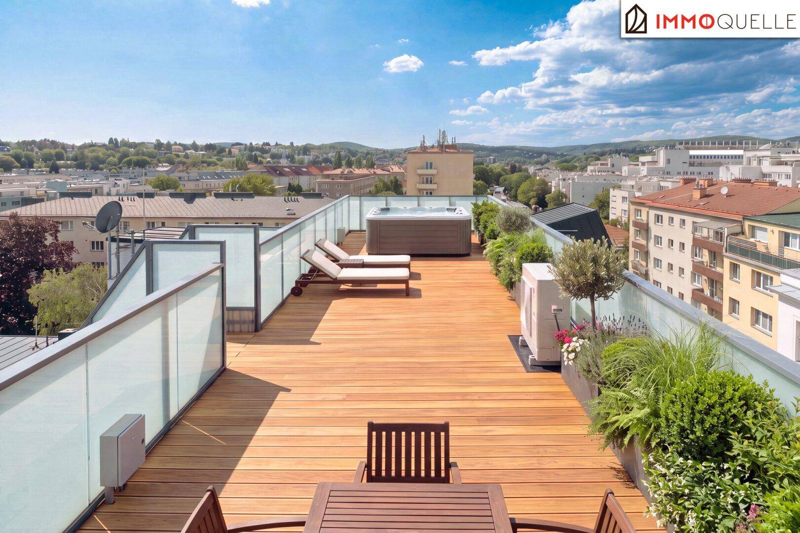 Geräumige Dachterrasse mit Essbereich, Liegestühlen, Whirlpool und Stadtpanorama.