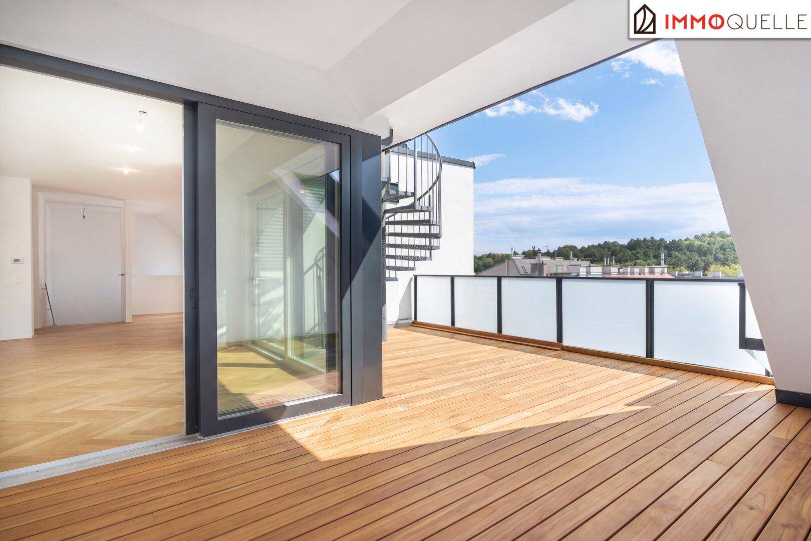 Dachterrasse mit Holzbelag, Glasschiebetür und Wendeltreppe zum oberen Bereich.