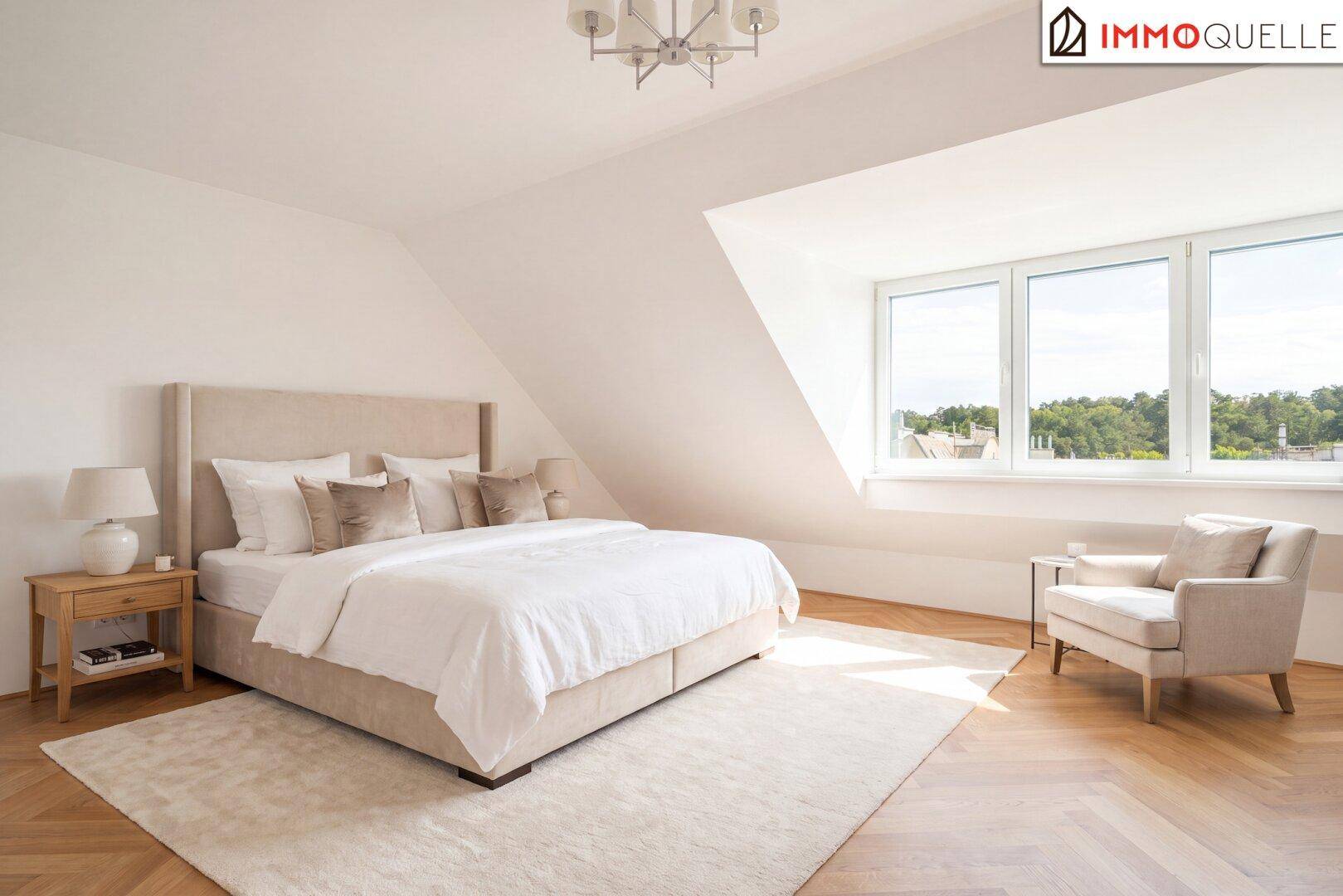 Gemütliches Schlafzimmer mit großem Bett, Teppich und Fenster mit Blick ins Grüne.
