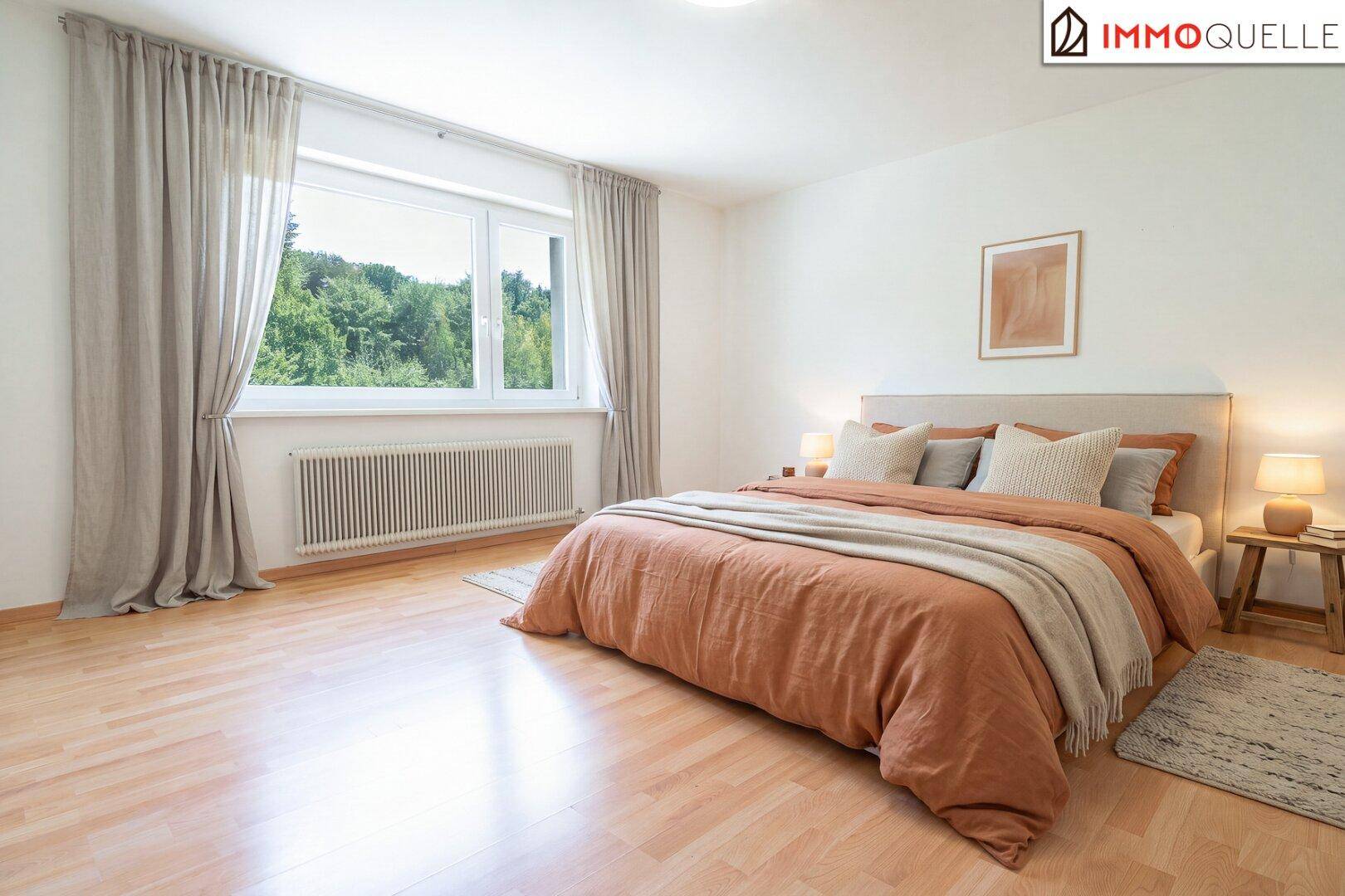 Gemütliches Schlafzimmer mit Doppelbett, Holzboden und Fenster mit Blick ins Grüne.