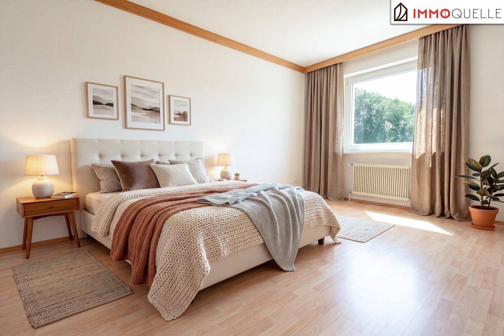Komfortables Schlafzimmer mit Doppelbett, Holzboden und Fenster mit Vorhängen und Grünblick.