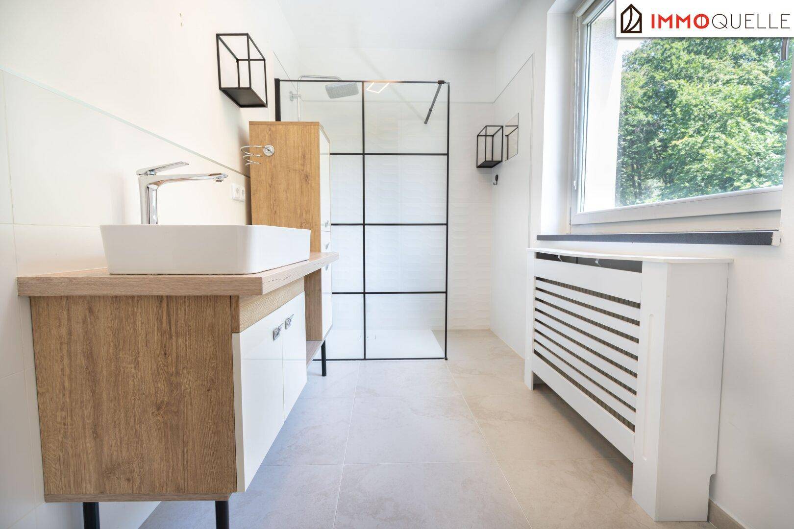 Modernes Badezimmer mit begehbarer Dusche, Einzelwaschbecken und Fenster für Tageslicht.