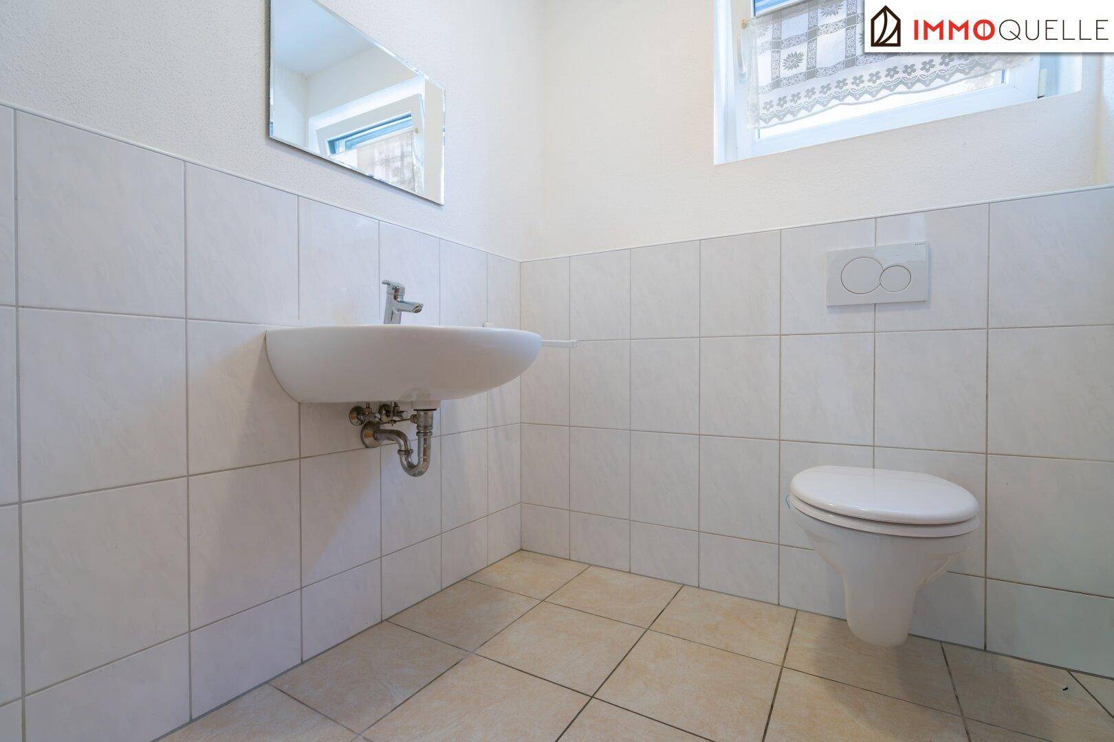 Modernes Gäste-WC mit wandhängendem WC, Waschbecken und Fenster.