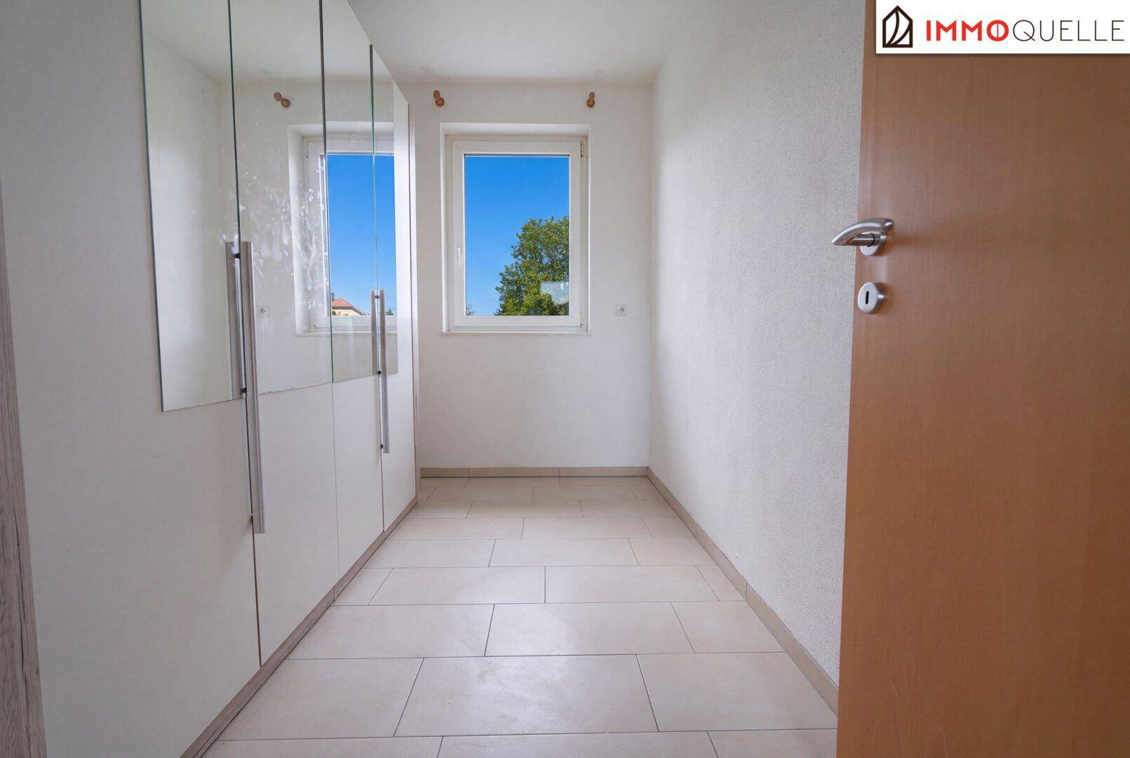 Heller Raum mit Einbauschränken und Fenster, ideal als Ankleidezimmer nutzbar.