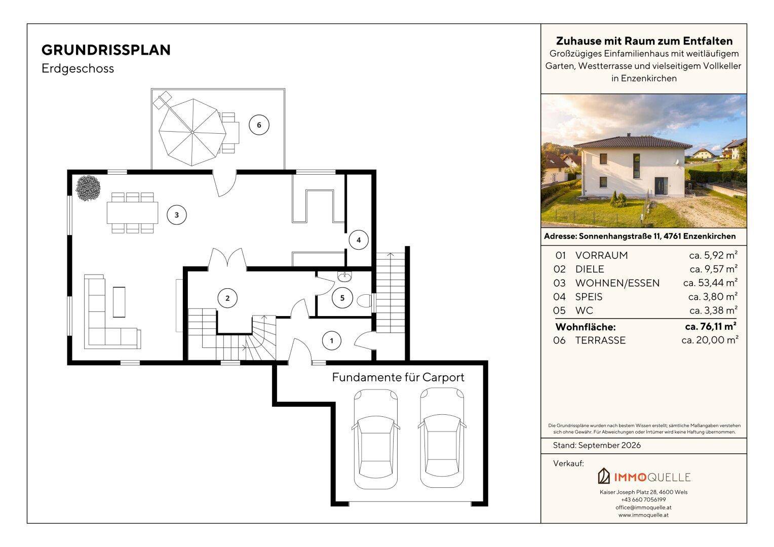 Grundriss des Erdgeschosses mit offenem Wohn-Essbereich, einer Terrasse und einem Carport.