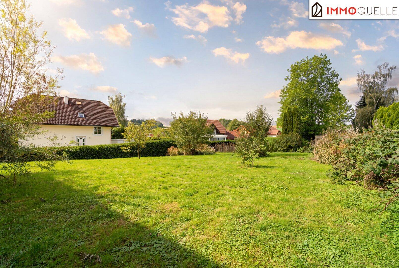 Großer, gepflegter Garten mit Rasenfläche und Bäumen, umgeben von Hecken.