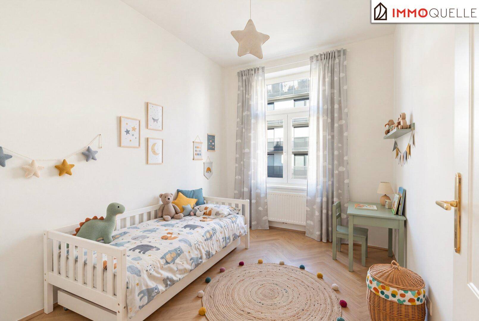 Freundliches Kinderzimmer mit Einzelbett, Spielzeug und kindgerechter Dekoration, hell und farbenfroh.
