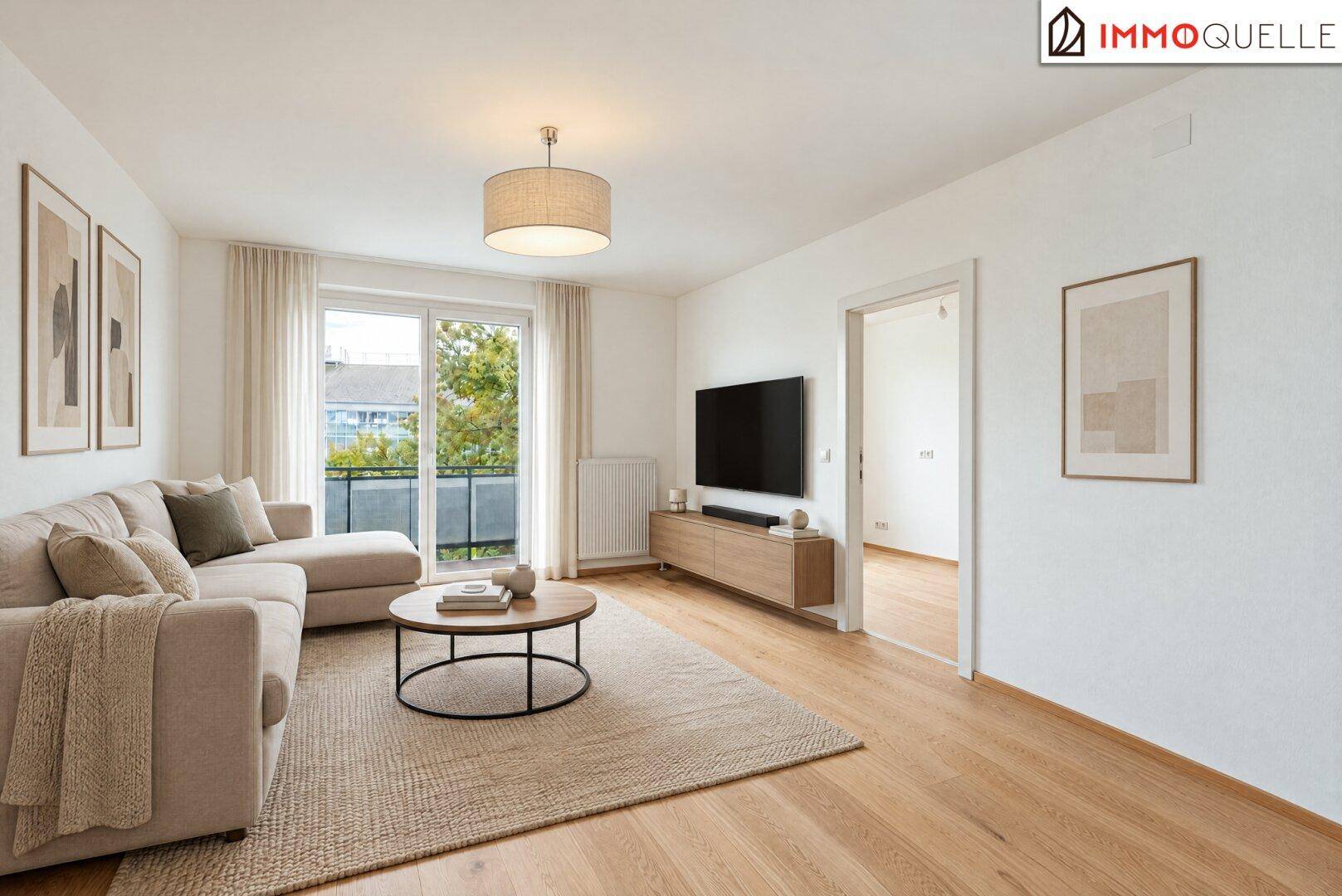 Modern eingerichtetes Wohnzimmer mit hellem Parkettboden, Sofa und Zugang zum Balkon.