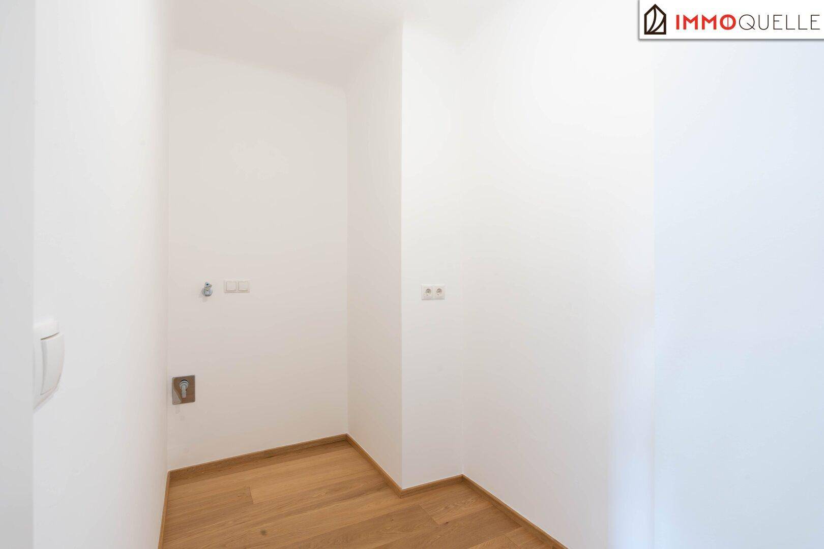 Kleiner, heller Raum mit Anschlüssen, ideal als Abstellraum oder für Waschmaschine.