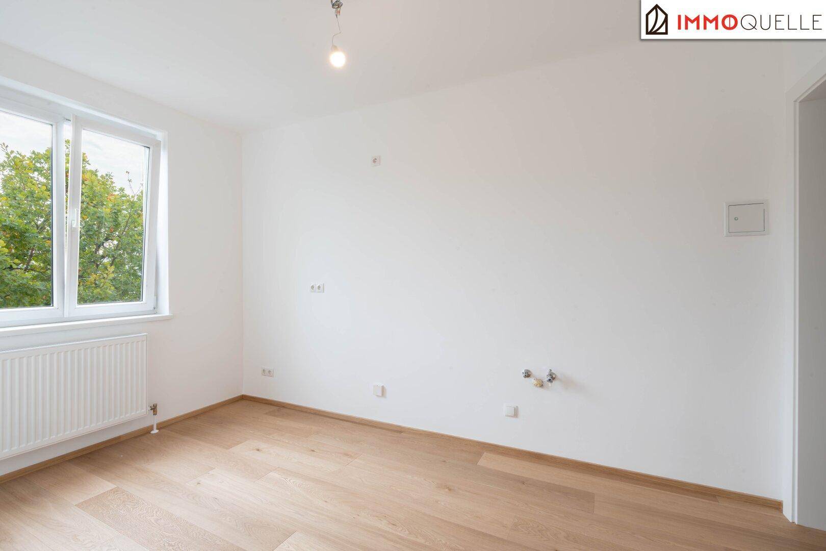 Heller Raum mit Fenster und Anschlüssen, vielseitig nutzbar als Büro oder Gästezimmer.