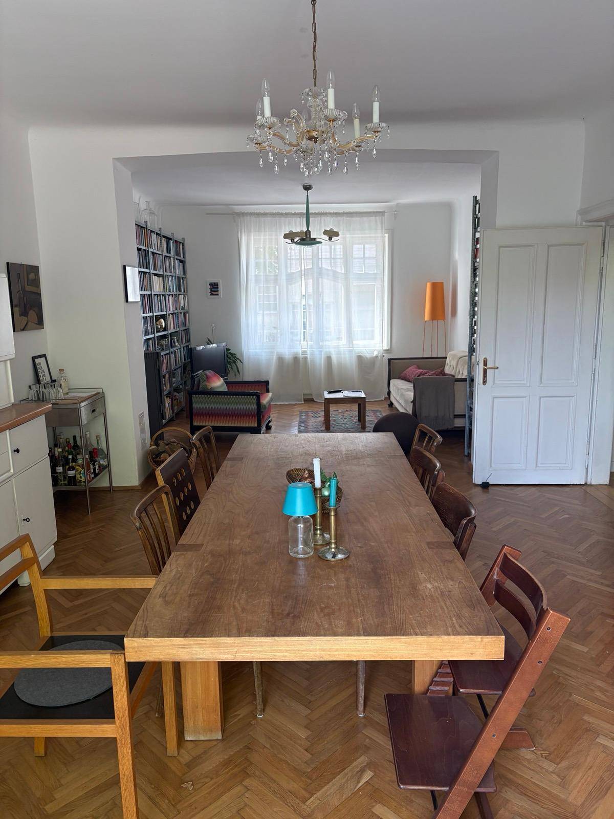 Geräumiger Essbereich mit großem Holztisch und Blick in das angrenzende Wohnzimmer.