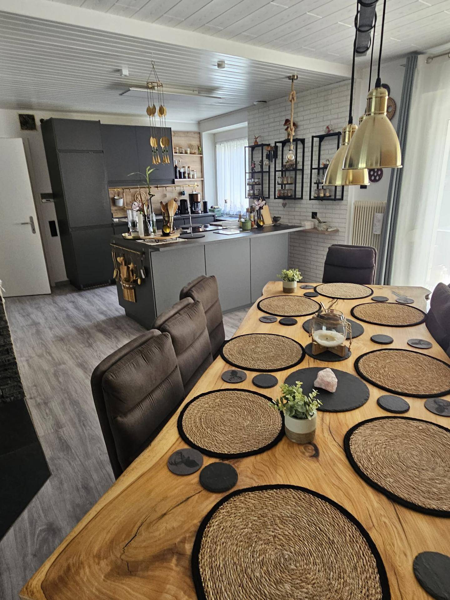Offene Küche mit Essbereich, Kücheninsel und modernem Design, gut beleuchtet.