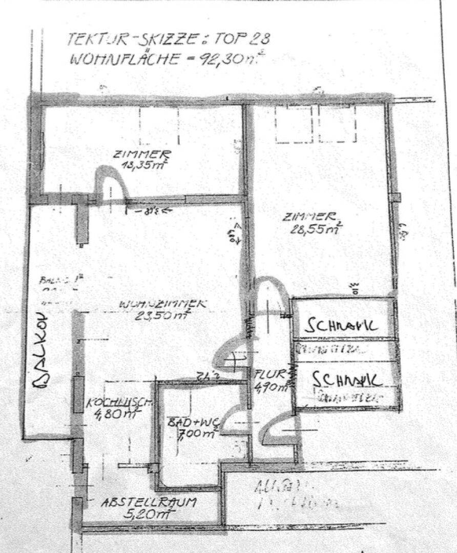 Handgezeichneter Grundriss mit Wohnzimmer, Schlafzimmern, Bad und Balkon.