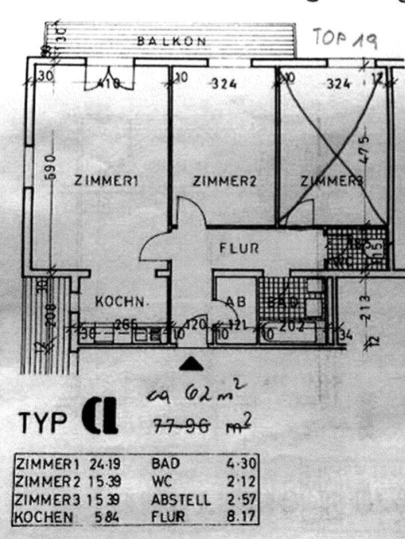 Grundrissplan einer Wohnung mit drei Zimmern, Küche, Bad und Balkon.