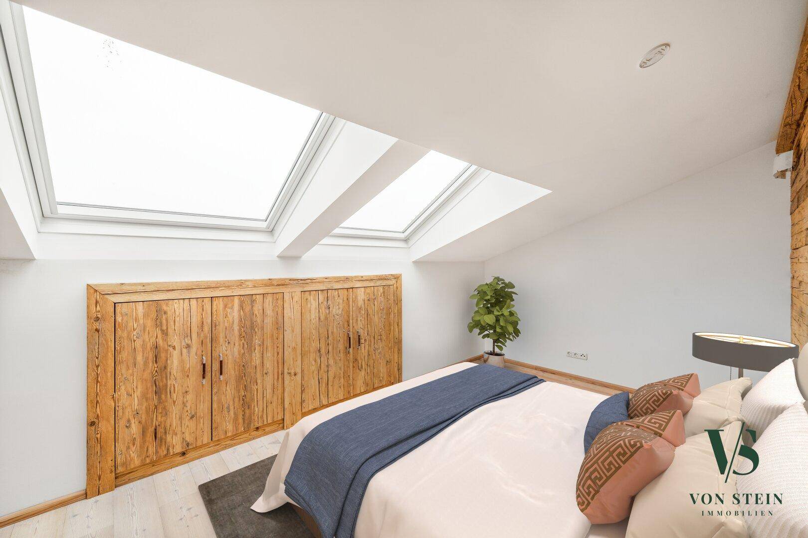 Dachgeschoss-Schlafzimmer mit schrägen Wänden, Dachfenstern und rustikalen Einbauschränken.