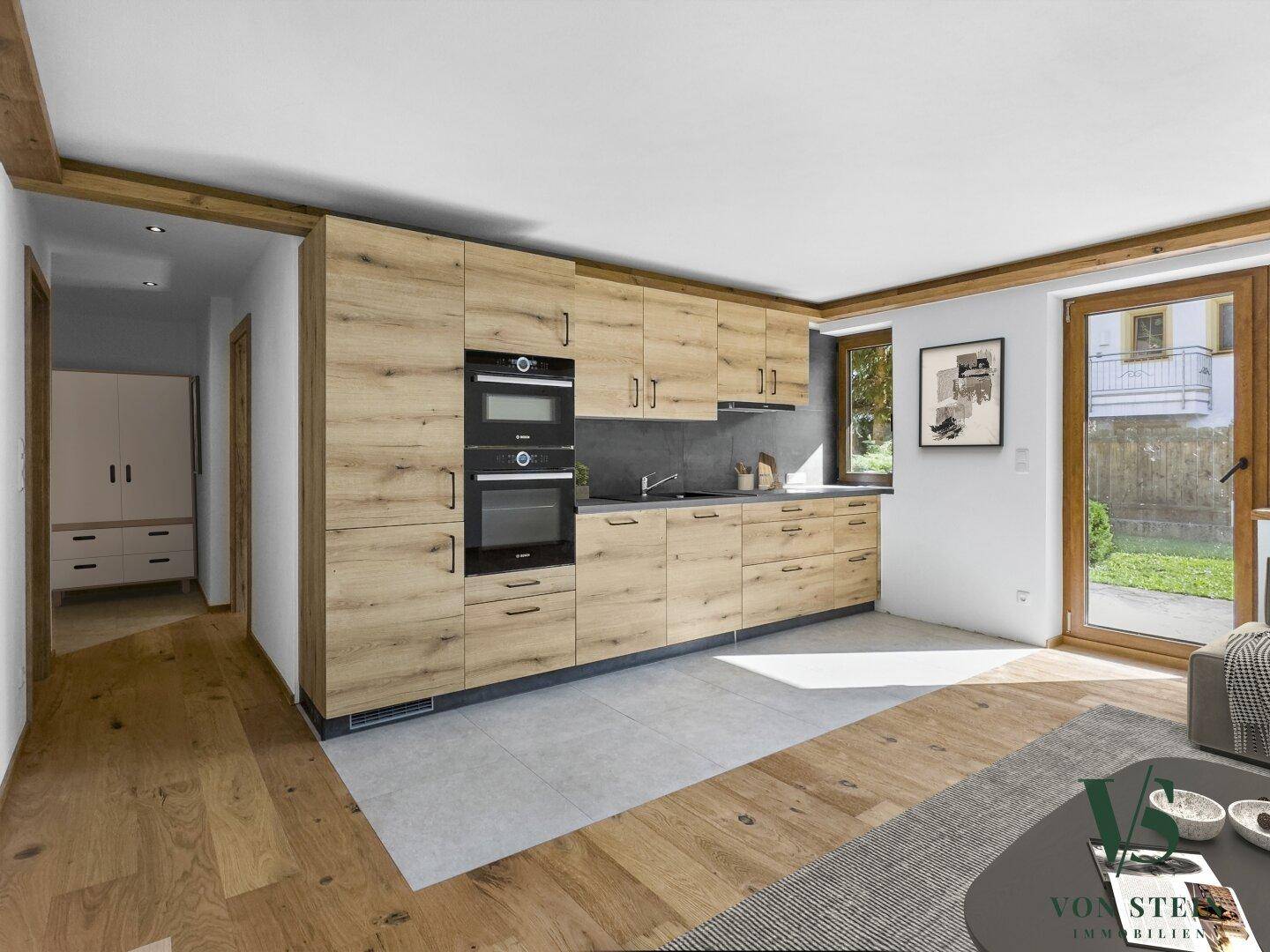 Moderne Einbauküche mit Holzfronten, integrierten Geräten und Zugang zum Außenbereich.