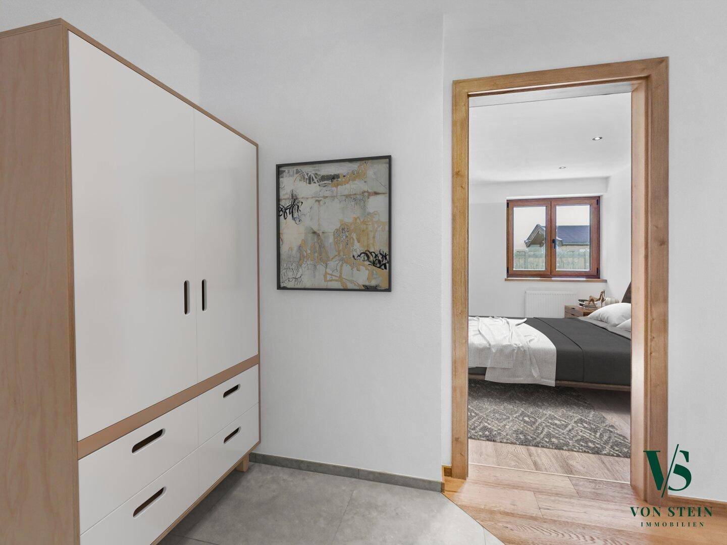 Heller Flur mit Einbauschrank und Zugang zu einem gemütlichen Schlafzimmer.