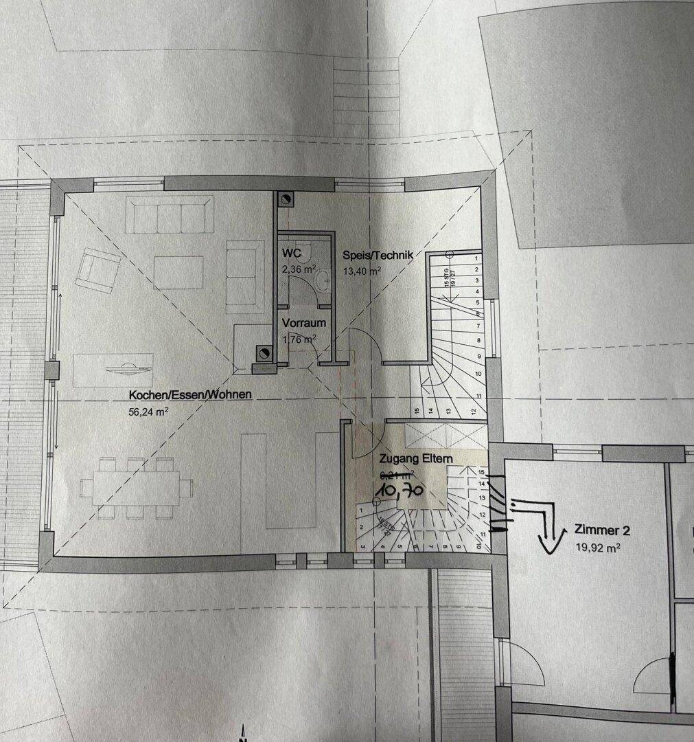 Grundriss des Erdgeschosses mit offenem Wohn-, Ess- und Kochbereich sowie WC.