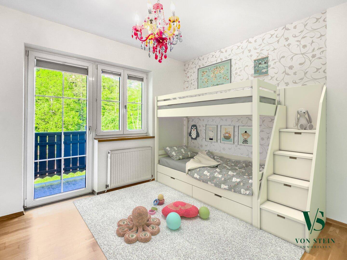 Kinderzimmer mit Etagenbett, Spielzeug und Zugang zu einem französischen Balkon.
