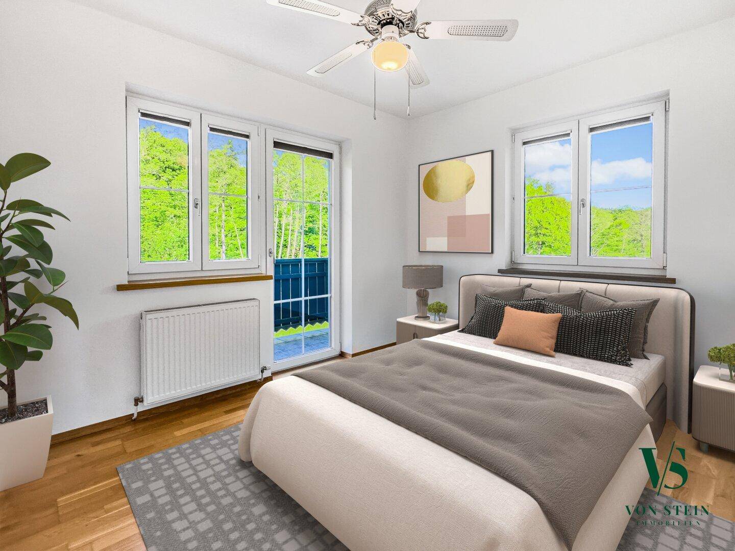 Helles Schlafzimmer mit Doppelbett, Deckenventilator und Zugang zu einem französischen Balkon.