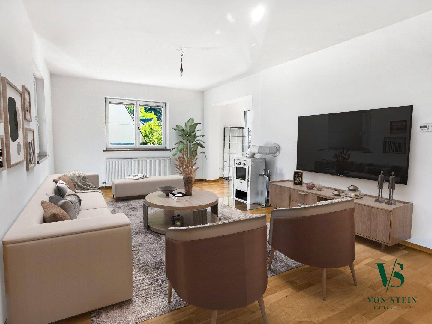 Gemütliches Wohnzimmer mit Sofa, Fernseher und einem traditionellen Ofen, der Wärme spendet.