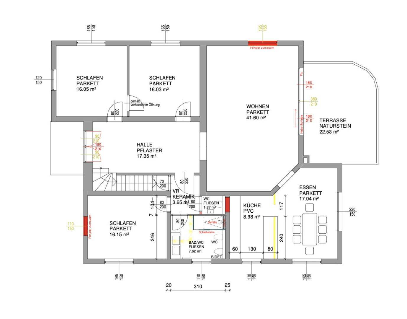Grundriss des Erdgeschosses mit Schlafzimmern, Wohnbereich, Küche und großer Terrasse.
