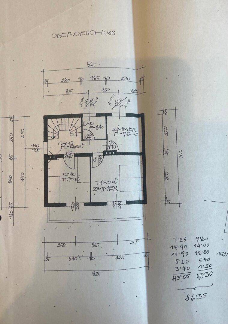 Handgezeichneter Grundriss des Obergeschosses mit Zimmern, Bad und Treppenaufgang.