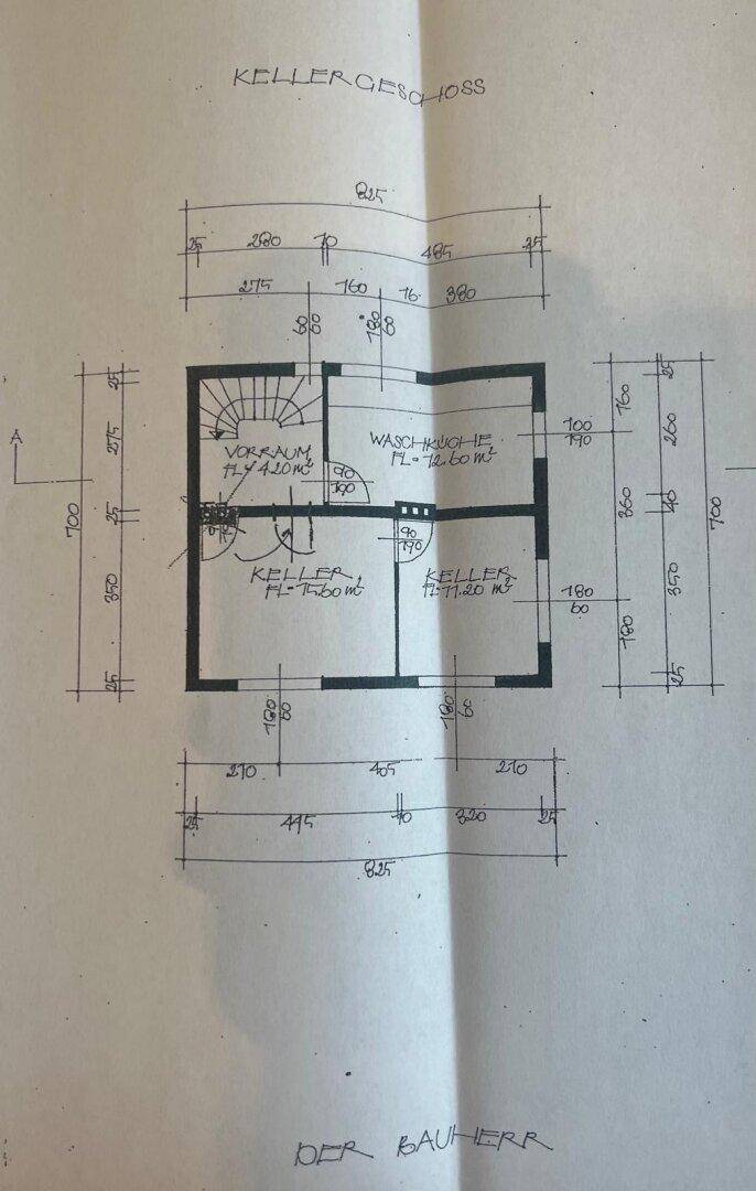 Handgezeichneter Grundriss des Kellergeschosses mit Waschküche, Vorraum und zwei Kellerräumen.