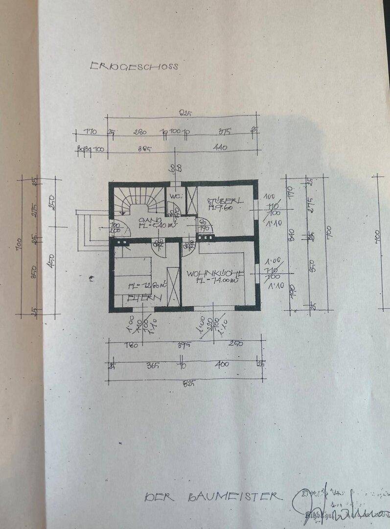 Handgezeichneter Grundriss des Erdgeschosses mit Wohnküche, Stüberl und Elternschlafzimmer.