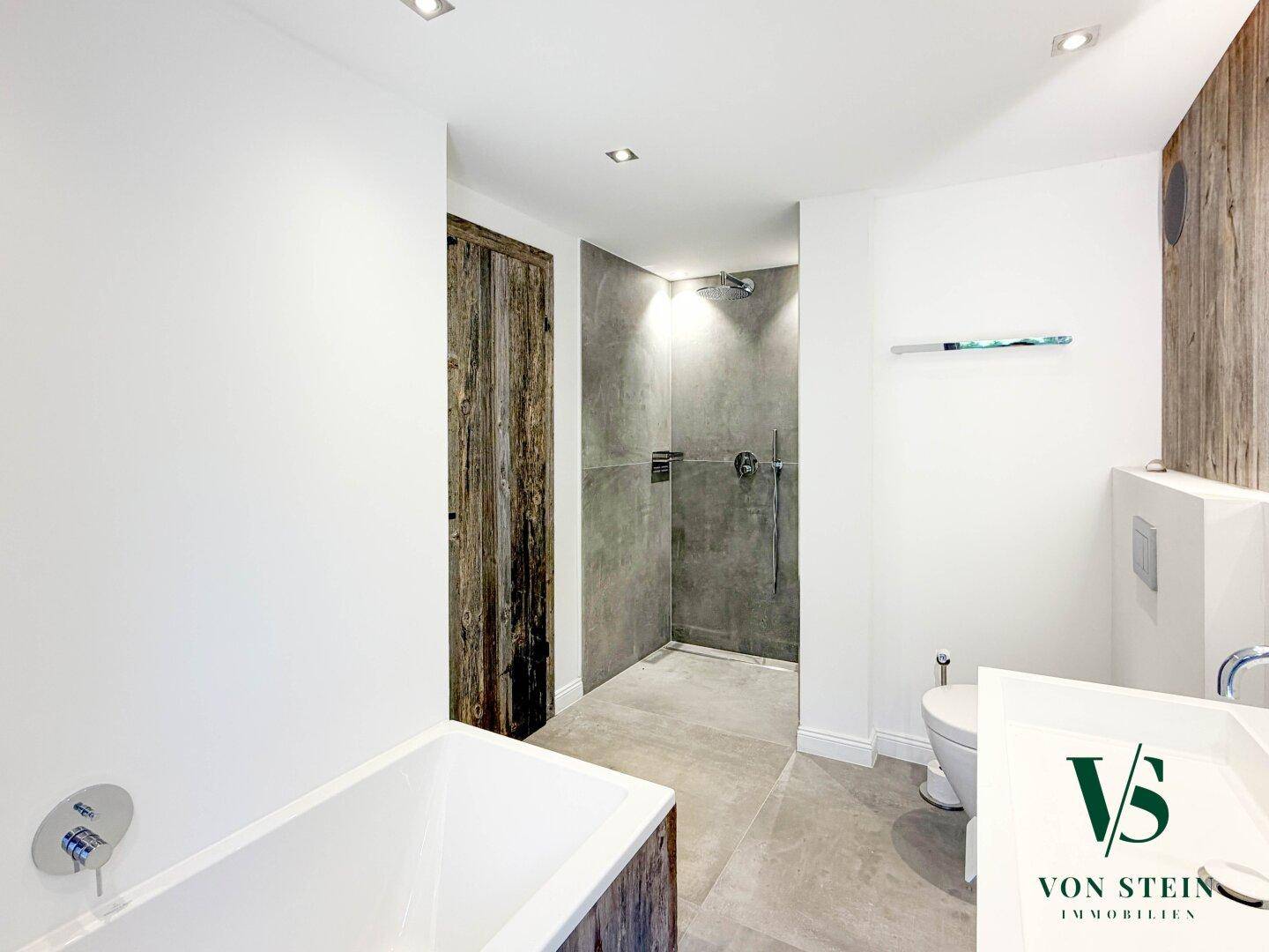 Modernes Badezimmer mit Badewanne, ebenerdiger Dusche und stilvollen Holzelementen.