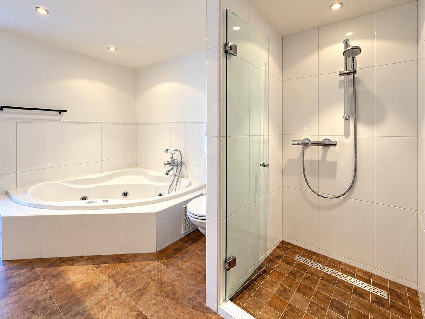 Bad mit Whirpoll Dusche und WC