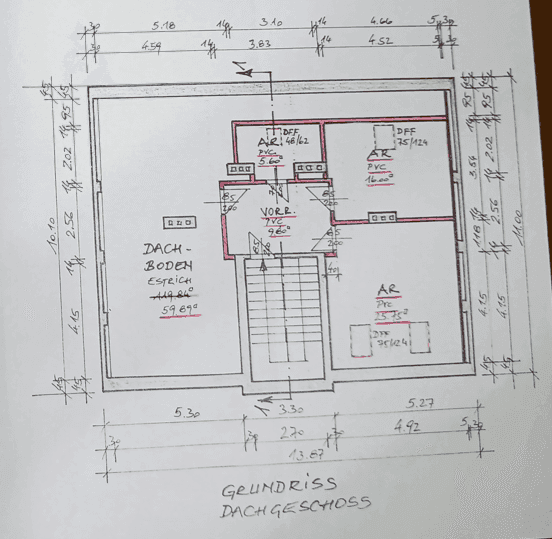 Grundriss des Dachgeschosses mit Dachbodenflächen und potenziellen Ausbaumöglichkeiten.