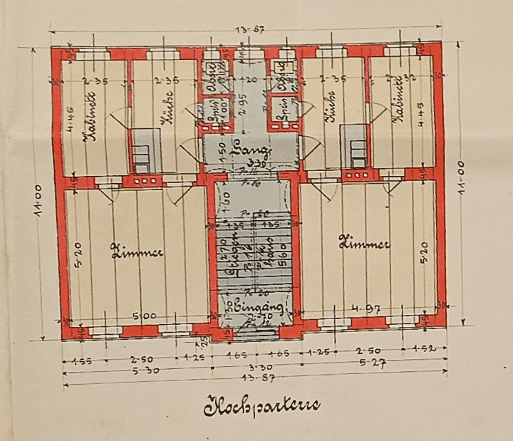 Grundriss des Hochparterres mit Zimmern und einem zentralen Eingangsbereich.