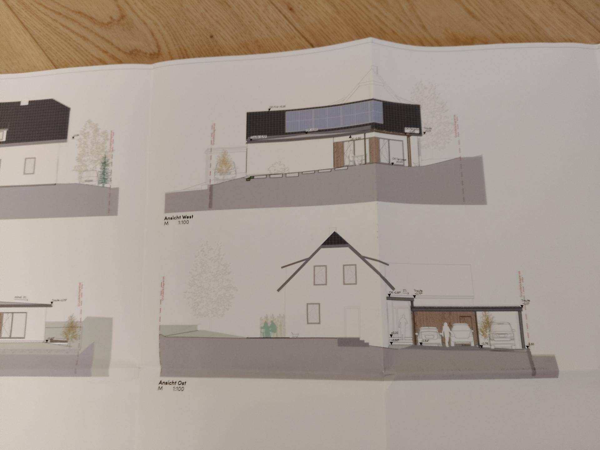 Architektonische Ansichten des Gebäudes von Westen und Osten mit Carport und Dachformen.