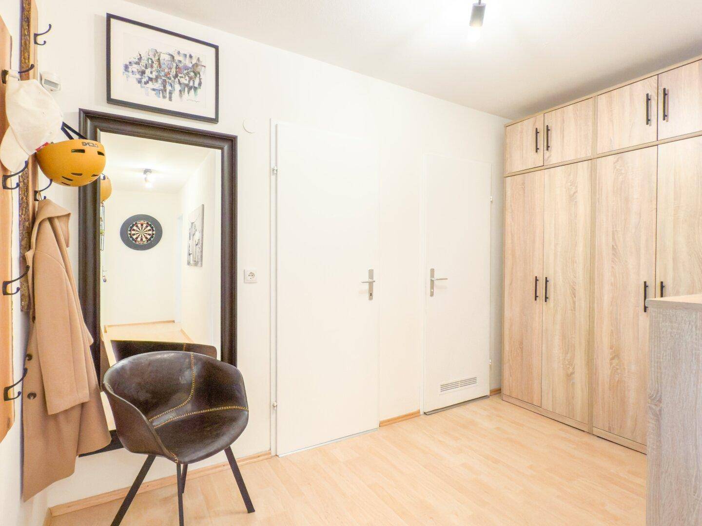 Garderobe mit Gäste-WC und Abstellraum