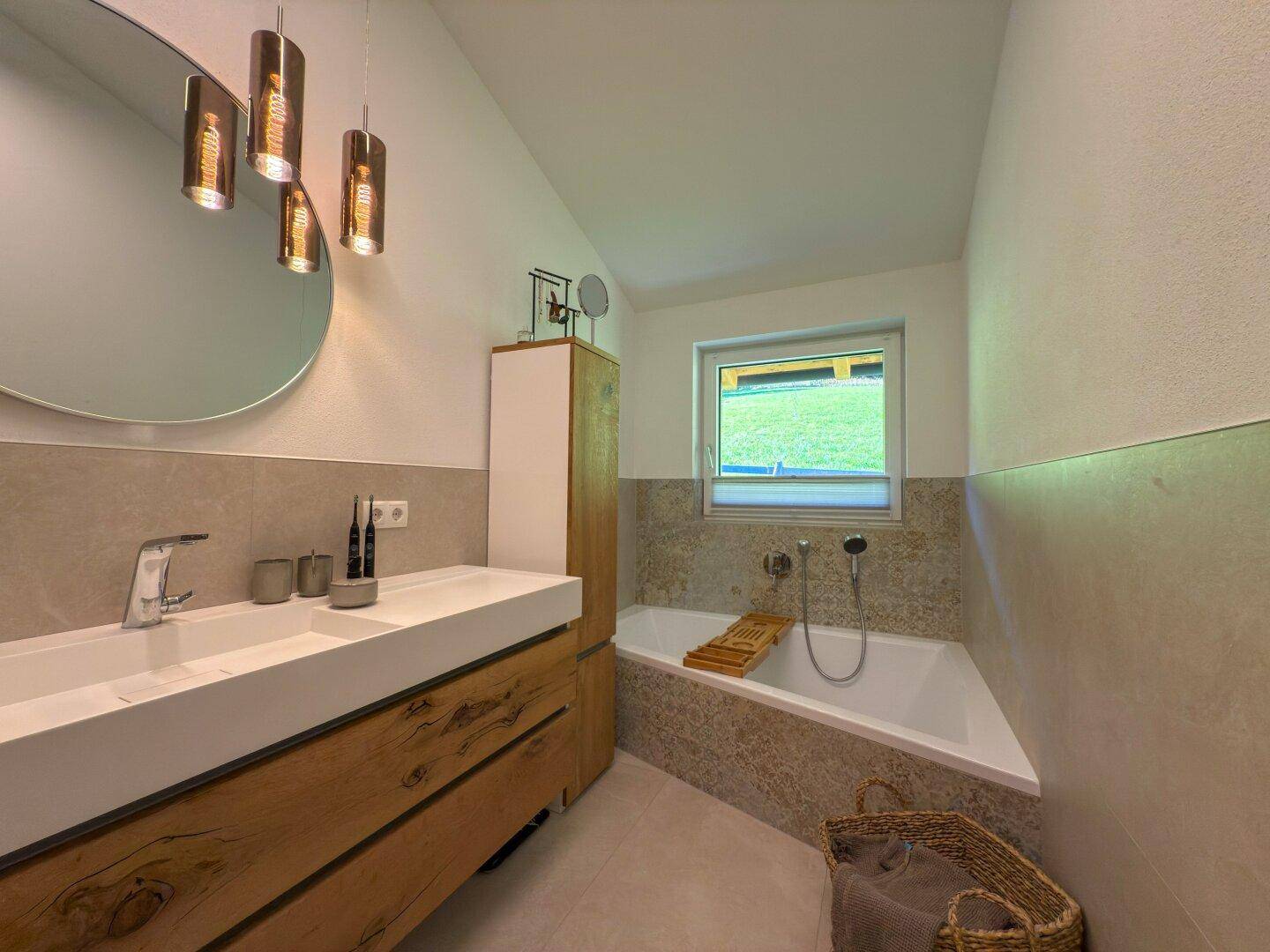 Badezimmer mit Badewanne und Dusche