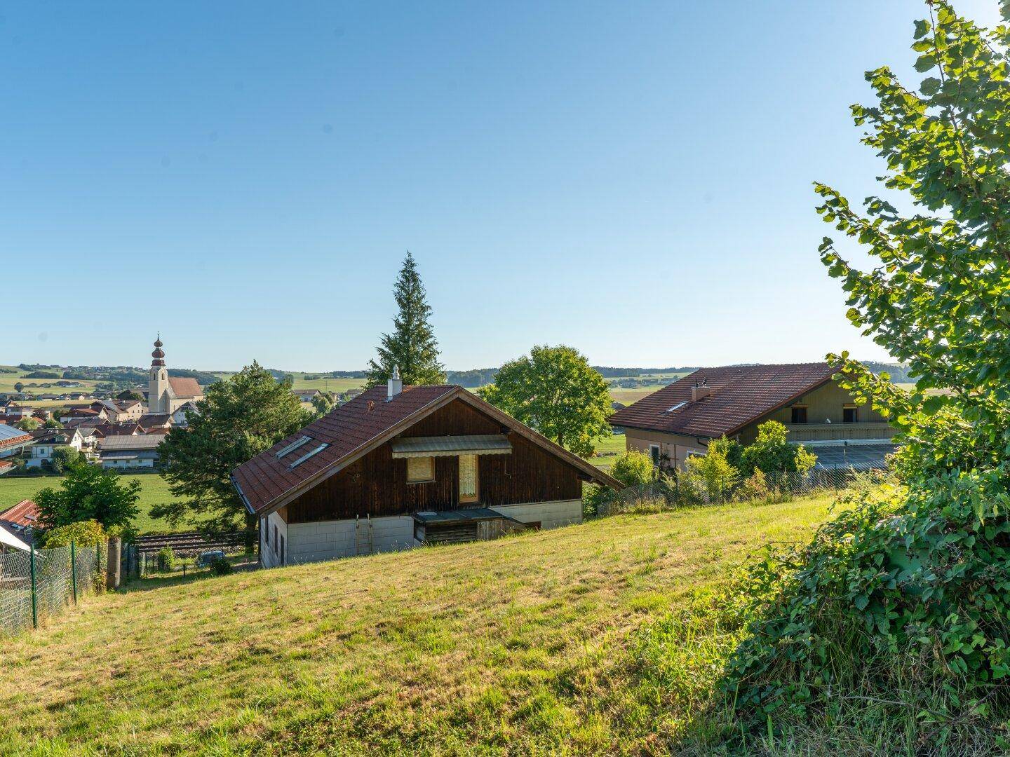 Sonnige Hanglage mit Blick auf Irrsdorf