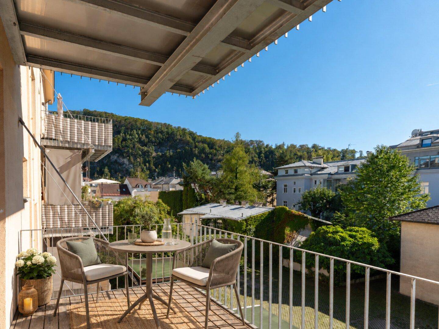 Gemütlicher Balkon mit Sitzgelegenheiten und weitem Blick auf die grüne Hügellandschaft.