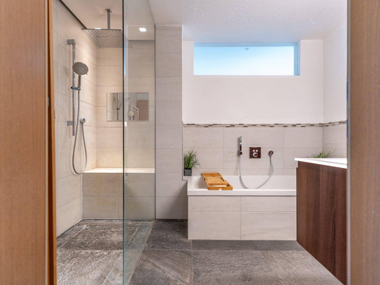 Badezimmer mit Regendusche und Badewanne