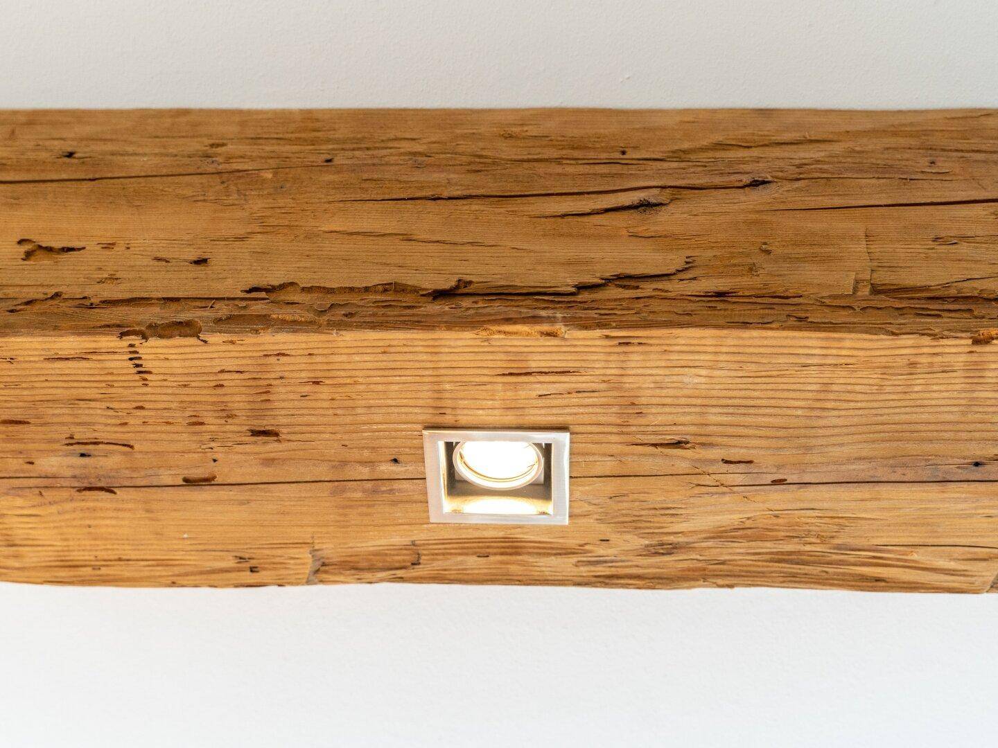 Holzbalken mit integrierten Spots