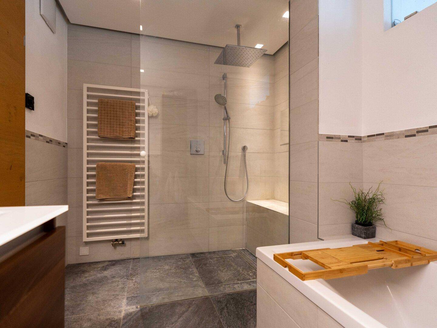 Regendusche, beheizte Sitzbank, Handtuchtrockner