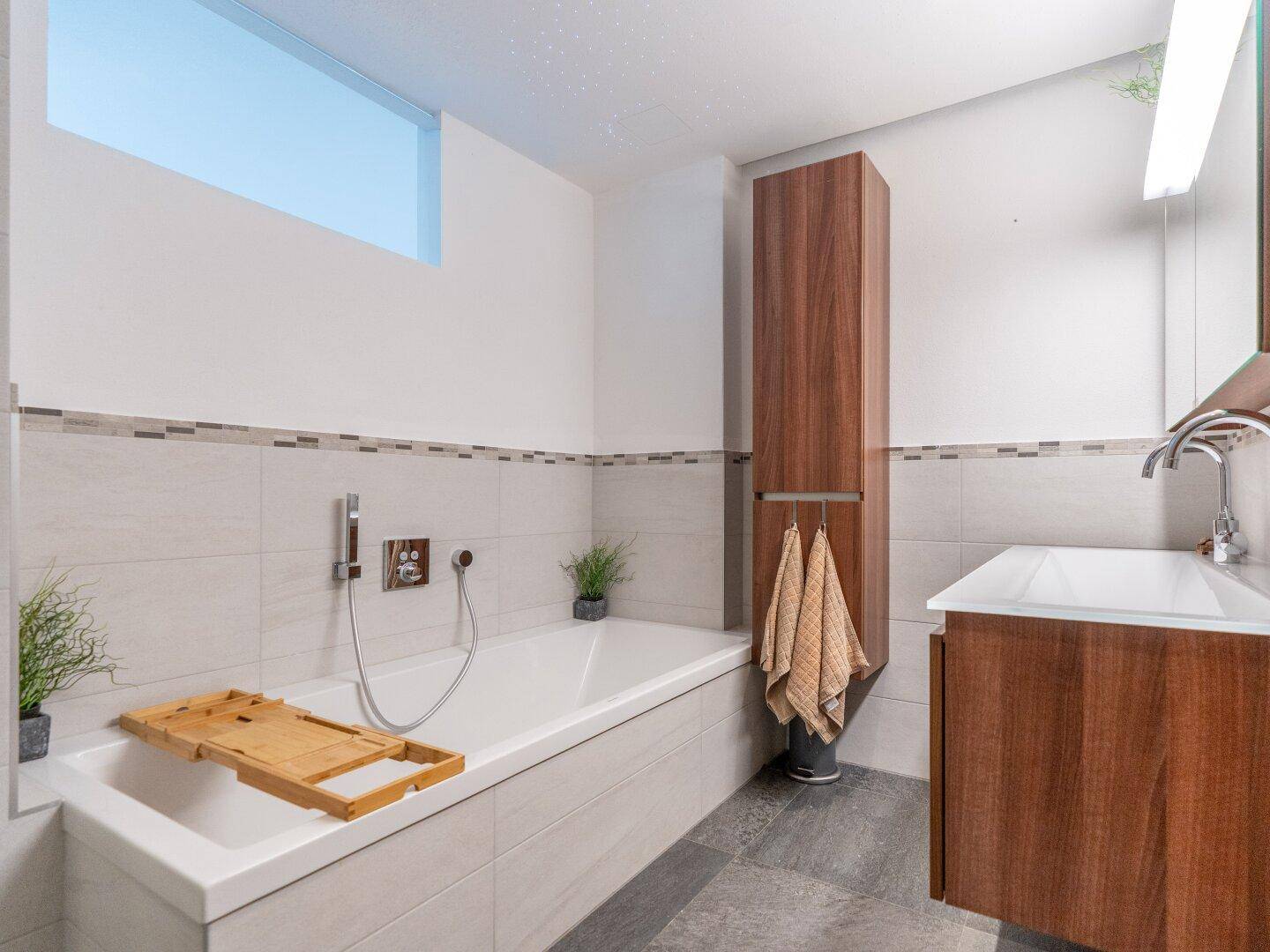 Badewanne und hochwertige Möbel