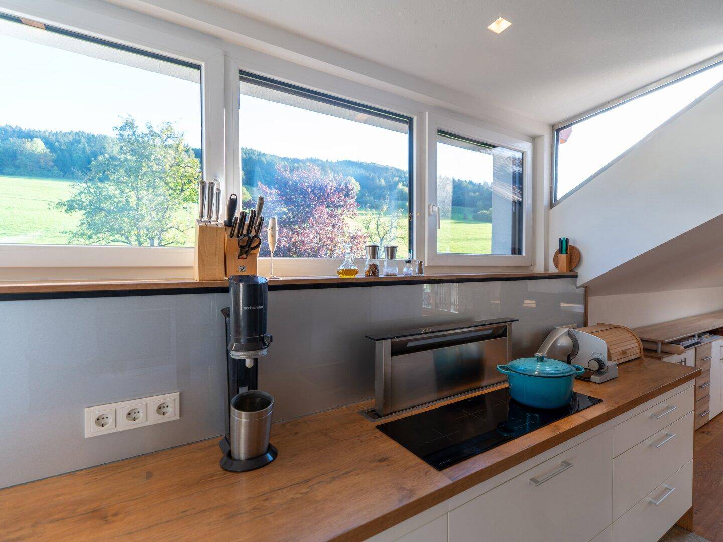 Umlaufend 3-fach verglaste Kunststoff-Alu-Fenster mit Raffstores