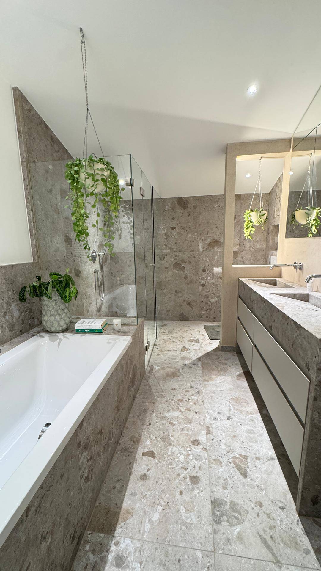 Geräumiges, modernes Badezimmer mit großer Badewanne, begehbarer Dusche und Doppelwaschbecken.
