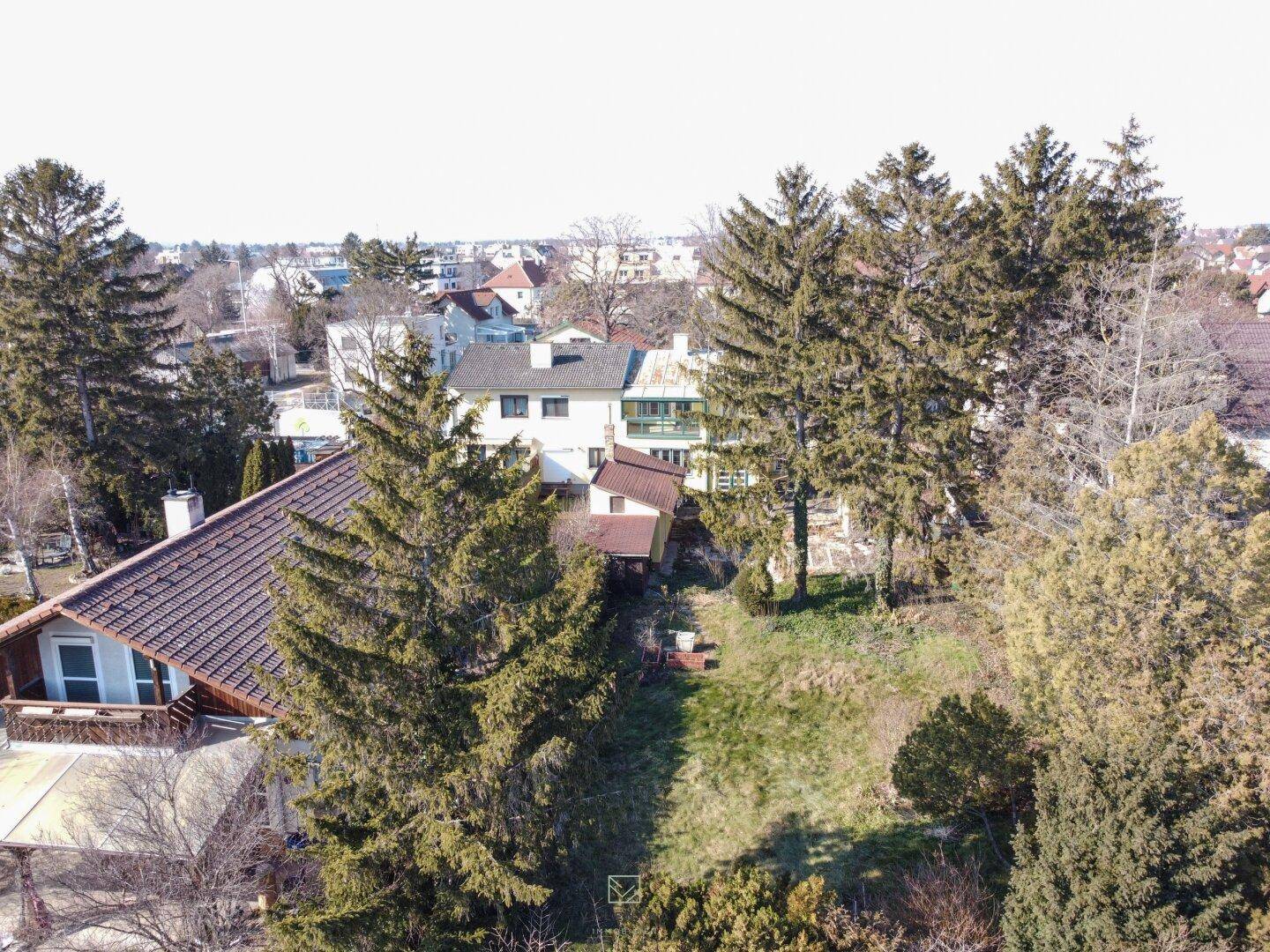 Luftaufnahme des Grundstücks mit umliegender Bebauung und weitem Blick über die Landschaft.