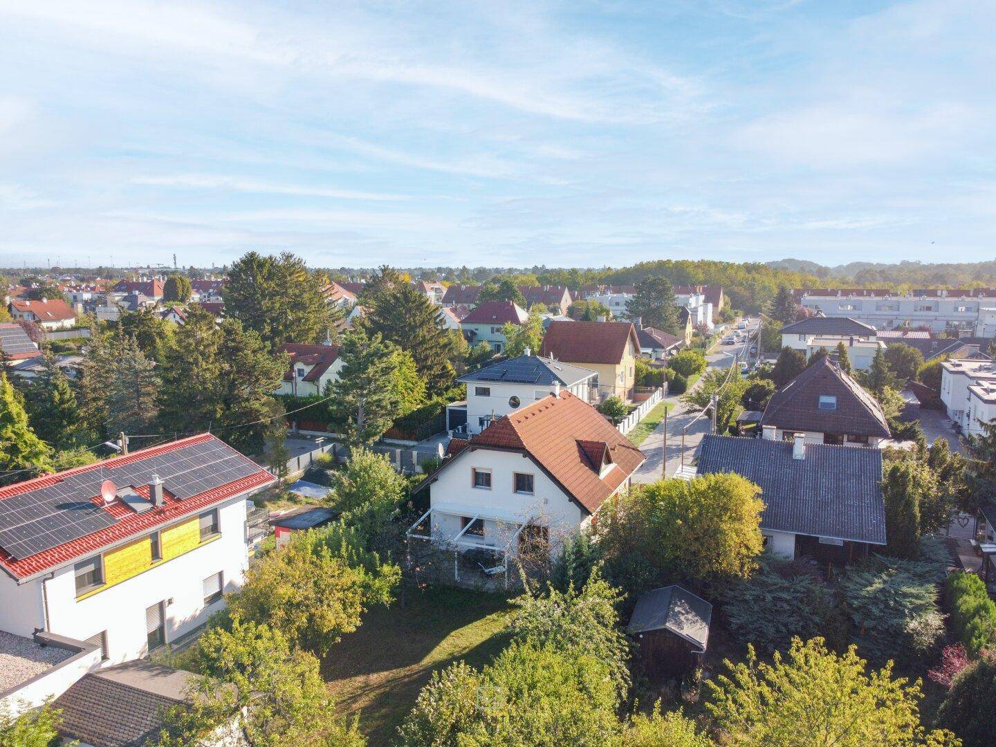 Modernisiertes Einfamilienhaus mit Luftwärmepumpe, Einlegerwohnung und Traumgarten in Essling - Widok 3
