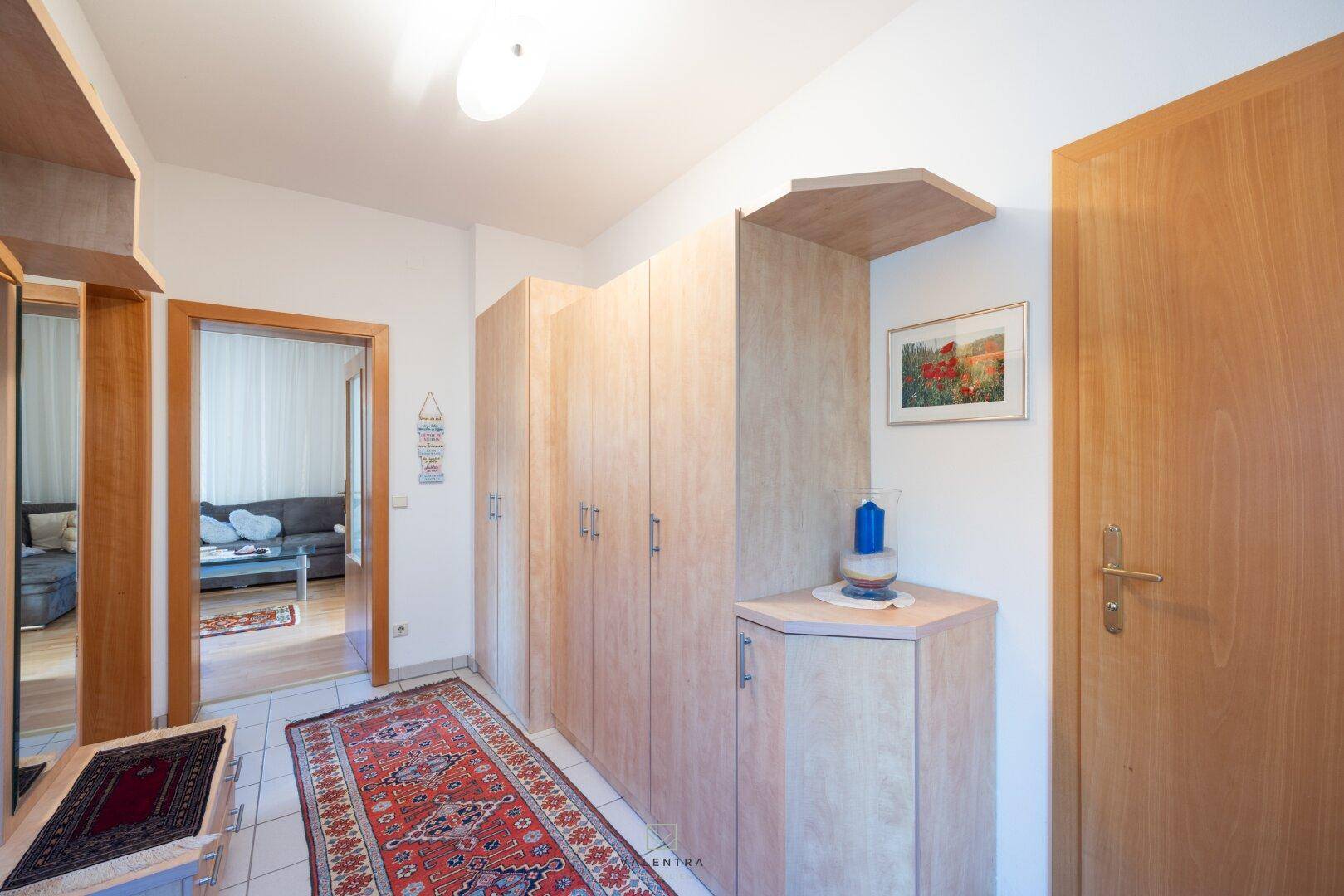Modernisiertes Einfamilienhaus mit Luftwärmepumpe, Einlegerwohnung und Traumgarten in Essling - Widok 5